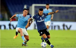  ??  ?? Capitano Gomez inseguito da Patric durante la sfida con la Lazio di mercoledì