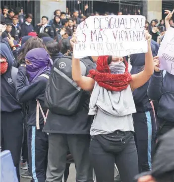  ??  ?? ► La toma concluyó con un debate sobre el machismo en la institució­n.