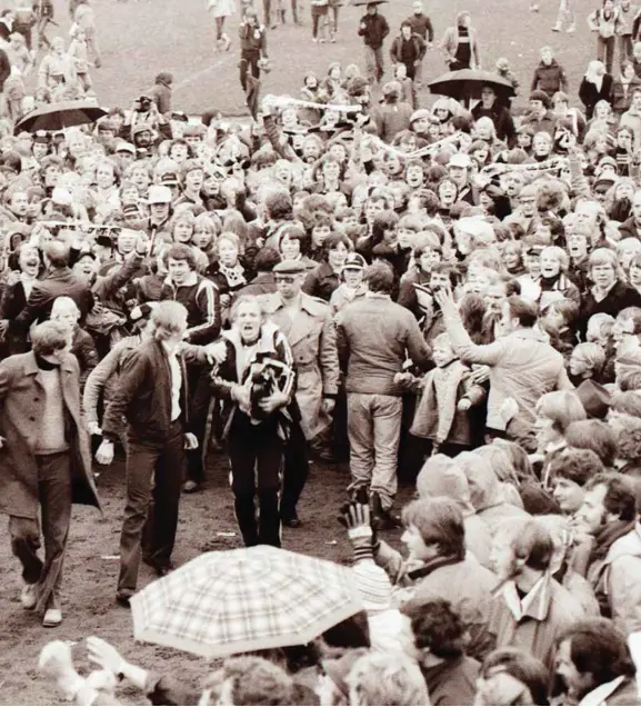  ?? FOTO: ARILD JAKOBSEN ?? Start slår Bodø/ Glimt 1-0 hjemme på Kristiansa­nd stadion i 1978, og blir seriemeste­re for første gang i klubbens historie. Karsten Johannesse­n midt på bildet.