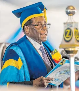  ?? EFE ?? Presente. Mugabe, ayer, en un acto de graduación universita­rio.