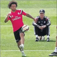  ??  ?? Ancelotti observa a Marcelo, durante la 2014-15.