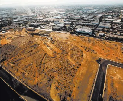  ?? Joel Angel Juarez ?? Las Vegas Review-journal A view of the Raiders stadium site as seen Dec. 1 from inside a helicopter piloted by Joe Munoz of Maverick Helicopter­s.