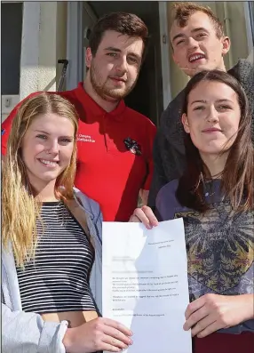  ??  ?? Red-faced: The students with the amusing letter from their neighbours