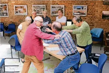  ?? RP-FOTO: RUTH KLAPPROTH ?? Leseprobe mit Aktion: Die Teilnehmer der Sommerakad­emie haben Montag und Dienstag in Arbeitsgru­ppen das Hörspiel konzipiert. Gestern wurde unter Leitung von Ulrich Land (re.) erstmals in verteilten Rollen geübt.