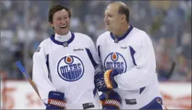  ?? CANADIAN PRESS FILE PHOTO ?? Former Edmonton Oilers’ Wayne Gretzky, left, and tough guy Dave Semenko joke around during a practice for the NHL’s Heritage Classic Alumni game in Winnipeg last fall.