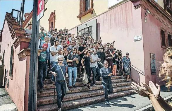  ?? DAVID AIROB ?? Foto de familia... y verbena.
Los protagonis­tas de la próxima temporada del teatro se hicieron ayer la tradiciona­l foto de familia. Hoy a las 21 horas se celebra en el mismo lugar la verbena popular y gratuita por los 40 años del Lliure con La Salseta...