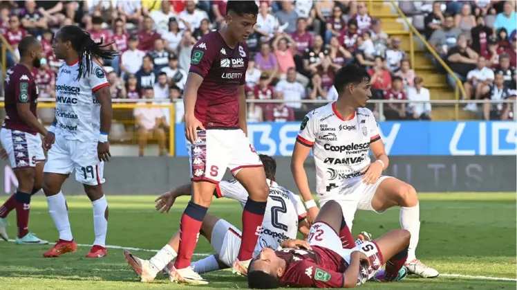  ?? ALBERT MARÍN ?? Saprissa empató en su última presentaci­ón como local. Luego de ir perdiendo 2-0, pudo lograr la igualdad en un juego complicado ante San Carlos.