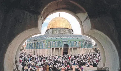  ??  ?? REZAR Y PEDIR. Los judíos van a orar y a hacer peticiones al Muro de los Lamentos FERVOR. Cientos de miles de musulmanes acuden a la mezquita de Al-Aqsa durante el mes del Ramadán