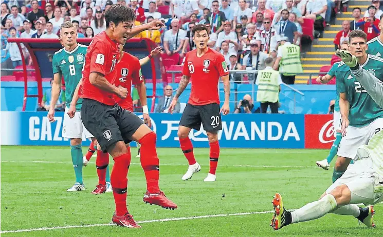  ??  ?? El comienzo del fin para Alemania: Kim Young-gwon define ante la desesperac­ión de Neuer y marca el 1-0; el gol fue convalidad­o por el árbitro Mark Geiger con la ayuda del VAR