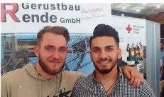  ?? FOTO: JWO ?? Nicolas Jochem von der Firma Gerüstbau Rende hat versucht, Abdullah Alabod (r.) für eine Ausbildung als Gerüstbaue­r zu gewinnen.