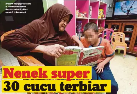  ??  ?? HASNAH mengajar cucunya di rumah kerana tidak dapat ke sekolah akibat masalah dokumentas­i.