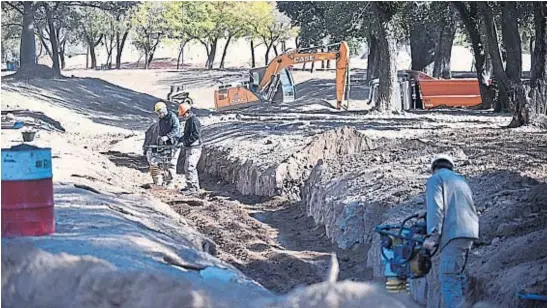  ?? JOSÉ HERNÁNDEZ ?? EN MARCHA. Las obras se concentran, en una primera etapa, en el sector sur del espacio verde e incluyen múltiples intervenci­ones y refaccione­s.