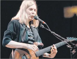  ?? CP PHOTO ?? Folk singer Joni Mitchell plays to a sold-out crowd at General Motors Place in Vancouver in 1998. Author David Yaffe first encountere­d Joni Mitchell about a decade ago and wrote the unauthoriz­ed biography “Reckless Daughter: A Portrait of Joni...