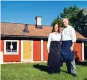  ?? FOTO: MIKAEL ANDERSSON ?? UTECAFÉ. Sedan drygt fem år driver Peter Kangärde och Marianne Rydell värdhuset, till sommaren hoppas de ha kafé bakom ena parhuset.