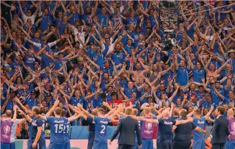  ?? AP ?? UN CORO SPECIALE L’applauso vichingo della nazionale islandese: originaria­mente è stato «copiato» dai tifosi dello Stjarnan in un match contro gli scozzesi del Motherwell, da lì è stato importato in Nazionale