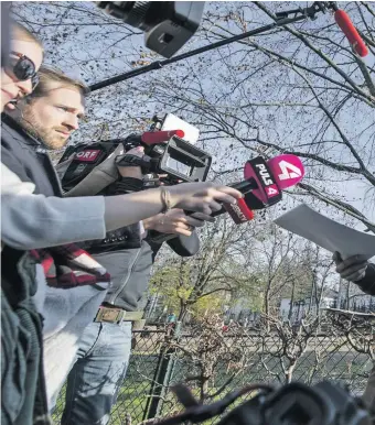  ??  ?? Im Türkenscha­nzpark: Martin Sellner am Freitag dieser Woche, nachdem die in einem Caf´e geplante