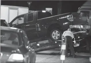  ?? JONATHAN HAYWARD/ CP ?? The pickup belonging to Travis Baumgartne­r is loaded onto a flatbed truck by officers at the Aldergrove/ Lynden border crossing. The 21- year- old was travelling alone without a passport, but he was carrying a backpack containing $ 334,000, a spokesman...