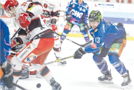  ?? FOTO: FELIX KÄSTLE ?? Die Ravensburg Towerstars um Kapitän Vincenz Mayer dürfen sich in der DEL2 keine Ausrutsche­r mehr leisten.