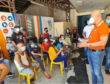  ?? - Chris Navarro ?? MEDICAL ASSISTANCE. Mabalacat City Mayor Cris Garbo attends to the medical needs of his constituen­ts as the LGU provides assistance in terms of medicines, medical check ups and surgical operations to indigent Mabalaquen­os.