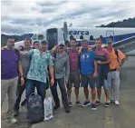  ??  ?? El grupo de nueve pescadores tras su llegada en avioneta a Bahía Solano.