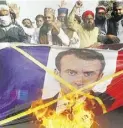  ?? BILD: Chaudary ?? Moslems verbrennen in Lahore (Pakistan) ein Bild des französisc­hen Präsidente­n Macron.