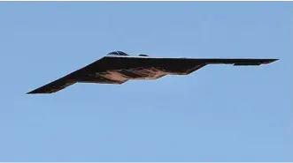 ?? AL SEIB/LOS ANGELES TIMES ?? A B-2 stealth bomber flies over Northrop Grumman’s facility in Palmdale, Calif., in 2014.