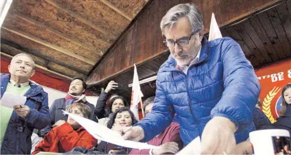  ?? FOTO: ATON ?? ►► El senador y candidato Alejandro Guillier ayer, en la Región del Biobío.