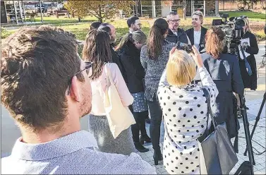  ?? PHOTO: DUBBO PHOTO NEWS. ?? Dr Lars Newman, close to camera at left, watches on as Member for Parkes Mark Coulton and Minister for Rural Health Bridget Mckenzie speak at the School of Rural Health in North Dubbo on Monday.