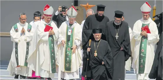  ?? FOTO REPORTER ?? Primera misa. El papa argentino culmina la ceremonia en Parque O’Higgins en Santiago donde encabezó una misa al aire libre.