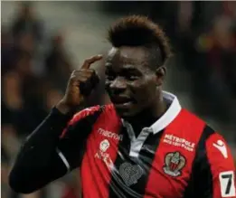  ?? FOTO PHOTO NEWS ?? Balotelli vloog na de match naar Zwitserlan­d om zijn pasgeboren zoontje te zien.