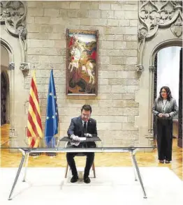  ?? Quique García / Efe ?? Aragonès firma el decreto de convocator­ia de elecciones, ayer.