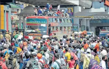  ?? SURAJ KUMAR/HT ?? ■
Migrant workers near an already jam-packed bus in Lucknow on Sunday.