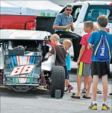  ?? LEAH MCDONALD — ONEIDA DAILY DISPATCH ?? Families explore an assortment of vehicles at this year’s Touch a Truck event at the Glenwood Plaza in Oneida on Monday, July 11, 2016. This year’s event will be held Monday, July 10, from 3-8p.m.