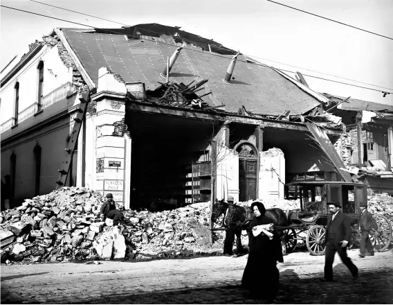  ??  ?? ► Los escombros de edificios históricos de la calle Victoria en Valparaíso, remecido por el terremoto de 1906.