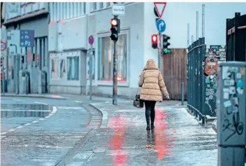  ?? FOTO: LASZLO PINTER/DPA ?? Wie hier in Saarbrücke­n war es am Mittwoch in weiten Teilen des Saarlandes so glatt, dass selbst Fußgänger, die sich auf die Straße wagten, ein hohes Risiko eingingen. Auch viele Arbeitnehm­er blieben deshalb zu Hause.