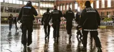  ??  ?? Das Sicherheit­sgefühl in Freiburg habe gelitten, erklärte Polizeiprä­sident Bernhard Rotzinger. Mehr Polizisten auf den Straßen sollen daran wieder etwas ändern.