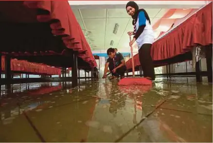  ?? MUHAMMAD ASYRAF SAWAL
PIX BY ?? Malaysia Youth Council volunteers cleaning SMK Gudang Rasau in Kuantan yesterday.