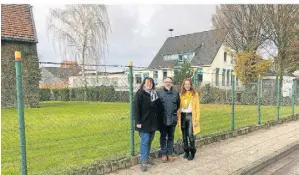  ?? FOTO: CDU ?? Christiane Schneider (CDU), Michael Bauers und Anissa Saysay (CDU) vor dem Grundstück, das die Familie Bauers der Stadt verpachten würde.