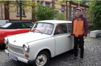  ?? GRACE LISA SCOTT ?? Tour guide Frank Luckert drives tourists through Leipzig in a Trabant.