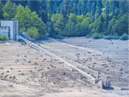  ?? ?? Povlačenje­m vode otkriveno je što Lokvarsko jezero skriva od pedesetih godina prošlog stoljeća kada je ta akumulacij­a napunjena. Ispod jezera ostaci su nekadašnje­g naselja Srednji Jarak u kojem je živjelo oko 400 ljudi. Vide se ostaci kuća, pilana, slavna cesta Lujzijana i Carev most