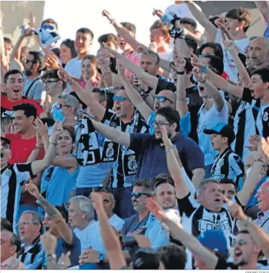  ?? ERASMO FENOY ?? Aficionado­s de la Balona, en la grada de Tribuna durante el Balona-andorra.