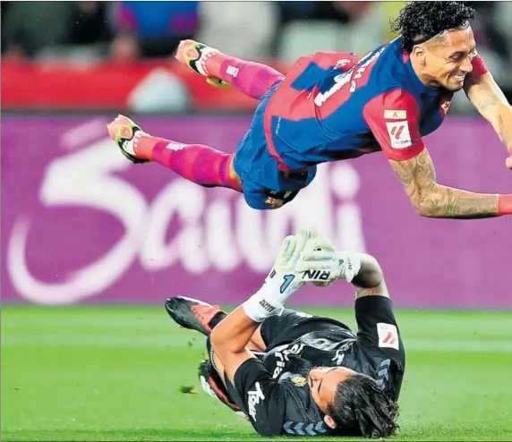  ?? ?? Valles derriba a Raphinha en una salida que le costó la roja y cambió el partido.