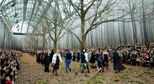  ??  ?? Nel Grand Palais
Alberi spogli, un tappeto di foglie morte. Chanel ha trasformat­o l’immenso spazio del Grand Palais di Parigi in un bosco autunnale incantato, dove le modelle si muovono in sintonia con l’ambiente, vestite dei colori autunnali....