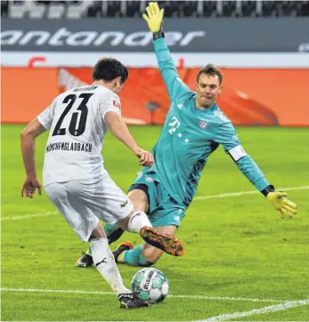  ?? FOTO: MARTIN MEISSNER/DPA ?? Duell des Abends: Gladbachs Jonas Hofmann trifft zweimal gegen Bayern-Torwart Manuel Neuer.