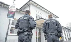  ?? FOTO: ARCHIVFOTO: DPA/FELIX KÄSTLE ?? Dieser Anblick soll in den nächsten Monaten zum Alltag gehören: Polizisten am Ravensburg­er Bahnhof.