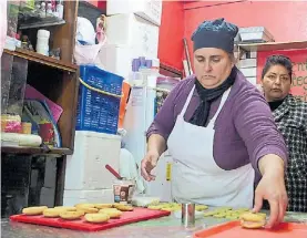  ??  ?? Manos en la masa. En las prácticas se recuperan recetas tradiciona­les.