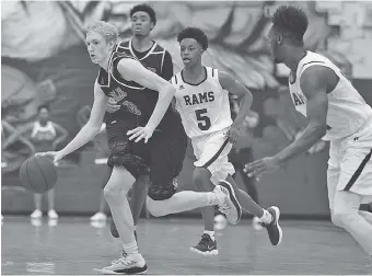  ?? STAFF FILE PHOTO BY ERIN O. SMITH ?? Signal Mountain’s K.T. Webb takes the ball downcourt during the District 6-AA championsh­ip game against Tyner on Tuesday at Howard.