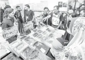  ?? — Gambar Bernama ?? PERIKSA: Azman Adam ketika melakukan pemeriksaa­n di bawah Ops Pantau 2024 di Bazar Aidilfitir­i, malam kelmarin di Putrajaya.