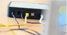  ?? Foto: Andrea Warnecke, dpa ?? Um dieses unscheinba­re Gerät geht es: Der Router verteilt das Internet im Haus. Kunden können das Modell ab sofort frei wählen.