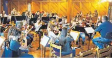  ?? FOTO: HÜGLER ?? Die Musiker der Jungen Philharmon­ie Ostwürttem­berg bei den Proben für ihre Auftritte in Aalen, Schwäbisch Gmünd und Heidenheim.